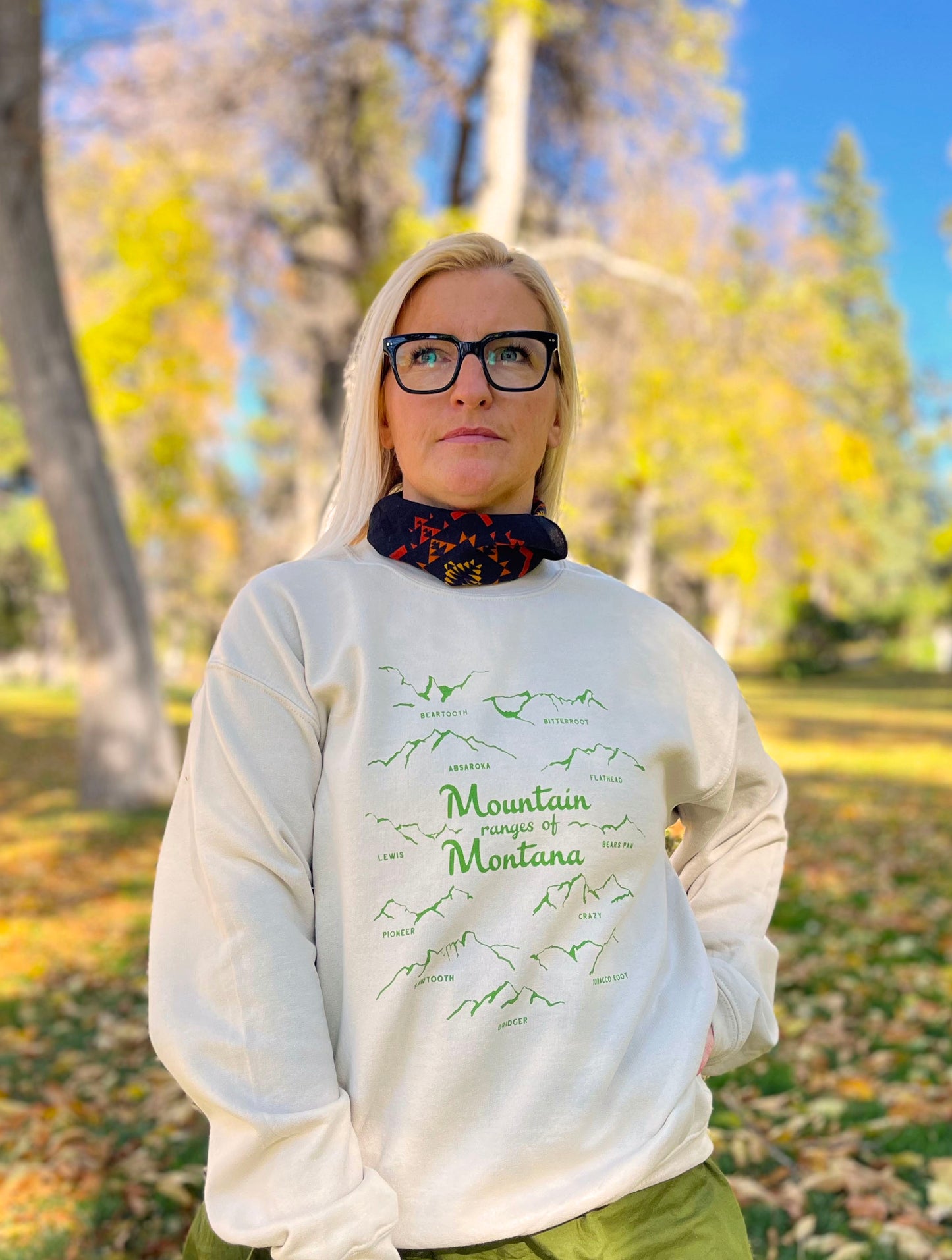 ll bean cool cozy ski sweater sweashirt montana mountain ranges with screen printed mountains outdoors adventure oversized hoody crew neck sweats beige cream color sweatshirt